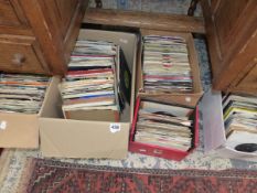 A LARGE COLLECTION OF VINTAGE RECORD 7" SINGLES.