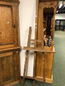 A VINTAGE OAK ARTISTS EASEL.