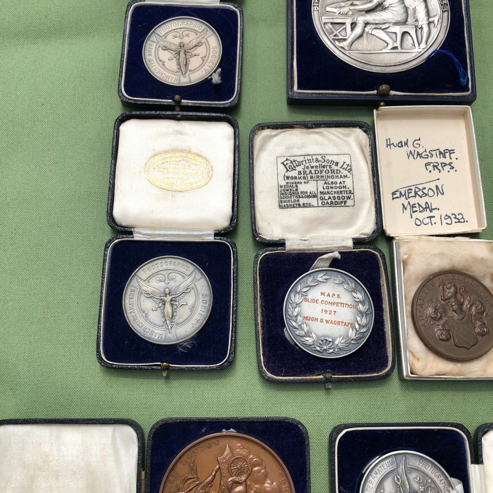 A COLLECTION OF MEDALLIONS PERTAINING TO PHOTOGRAPHIC SOCIETY, INCLUDING A LARGE PRINCE ALBERT - Image 4 of 4