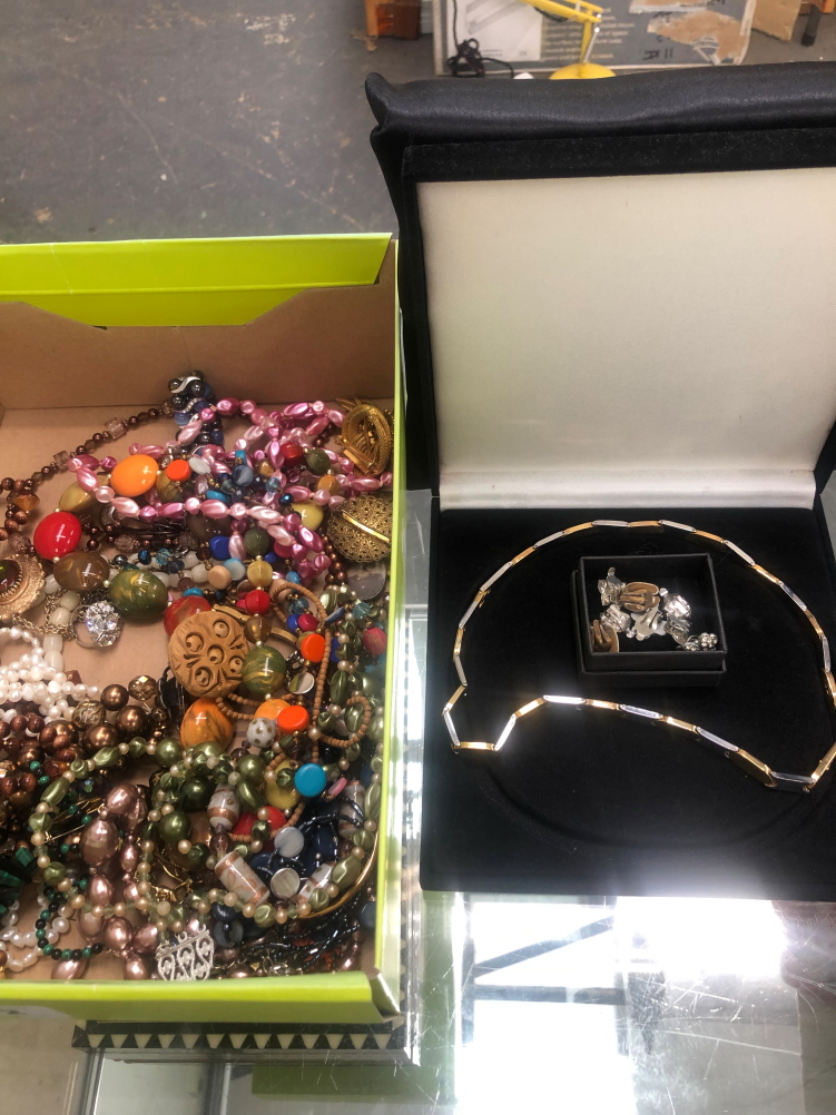 A COLLECTION OF VINTAGE AND LATER GOLD PLATED AND OTHER COSTUME JEWELLERY.