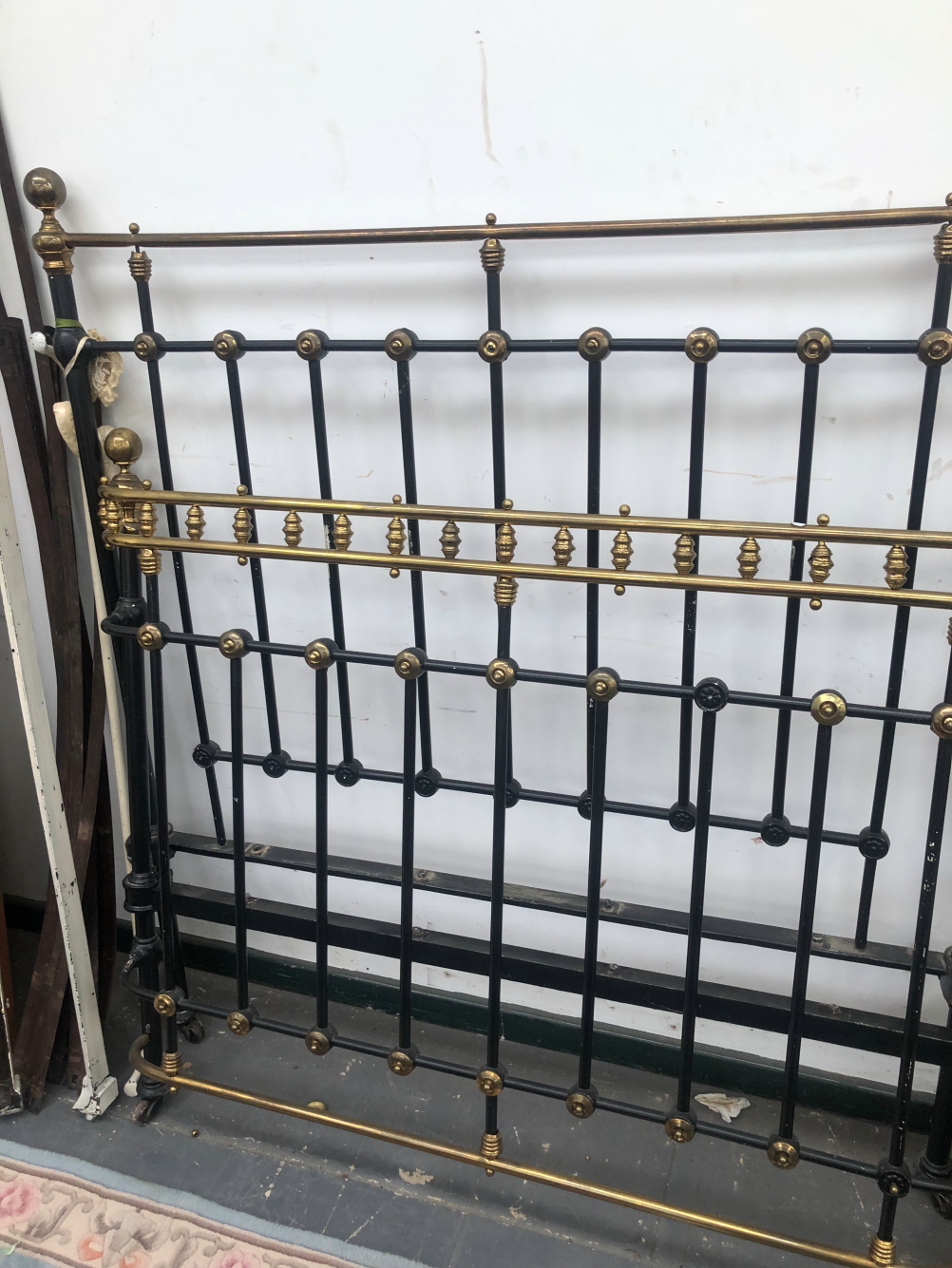 AN EARLY 20th C. BRASS TOPPED IRON DOUBLE BED, TO TAKE A MATTRESS. 182 x 128cms.