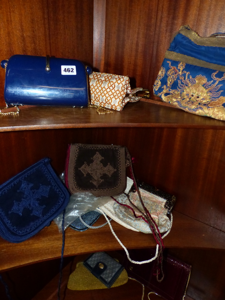 A SMALL COLLECTION OF VINATGE HANDBAGS AND A QUANTITY OF VARIOUS LADIES LEATHER GLOVES.