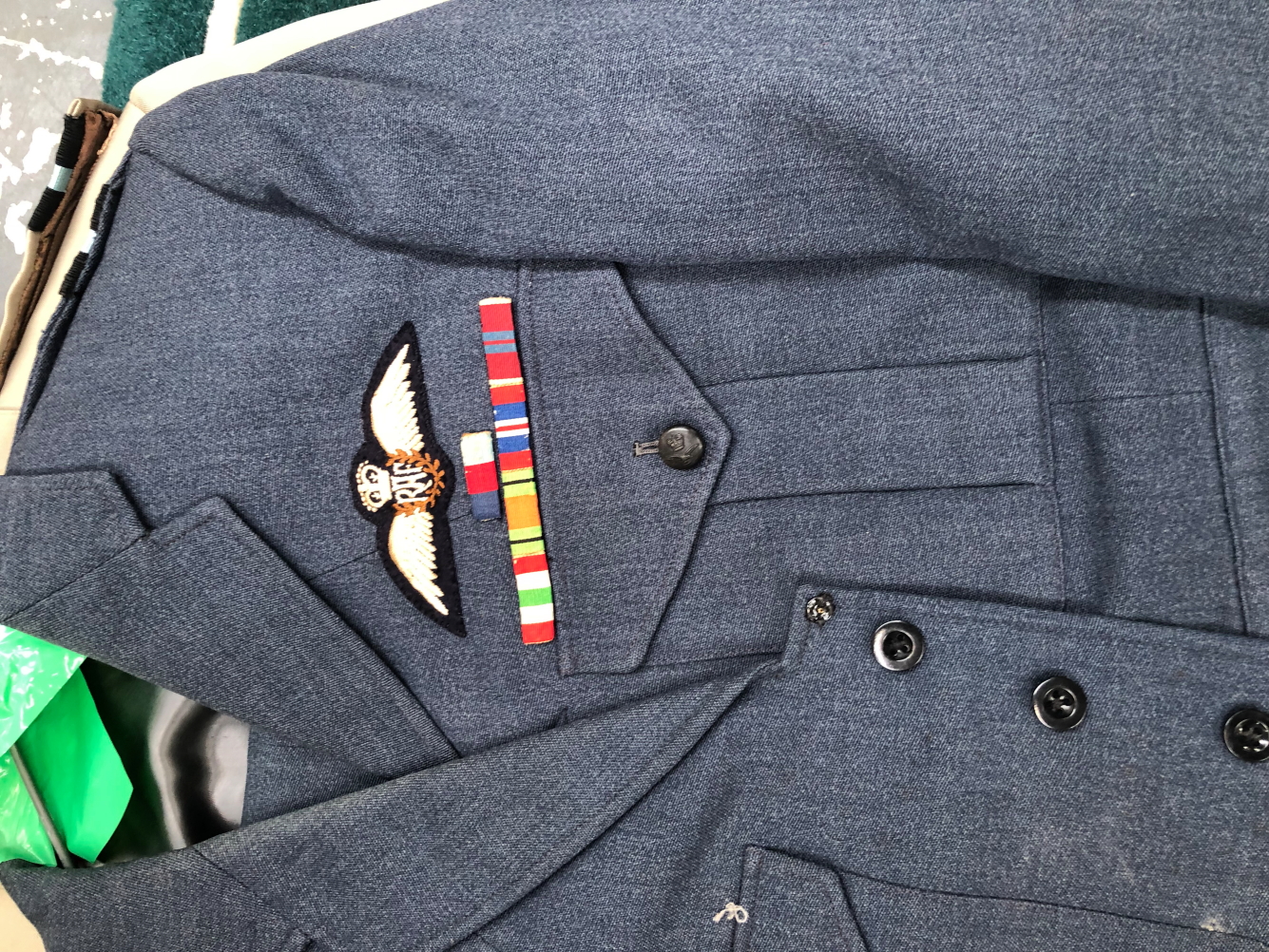 A VINTAGE RAF DRESS UNIFORM, AND SERVICE UNIFORM, HATS AND CAPS, BELONGING TO AIR CDRE. LGP. MARTIN. - Image 4 of 12