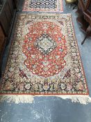 A GOOD QUALITY ORIENTAL RUG OF CLASSIC PERSIAN DESIGN. 192 x 128cms