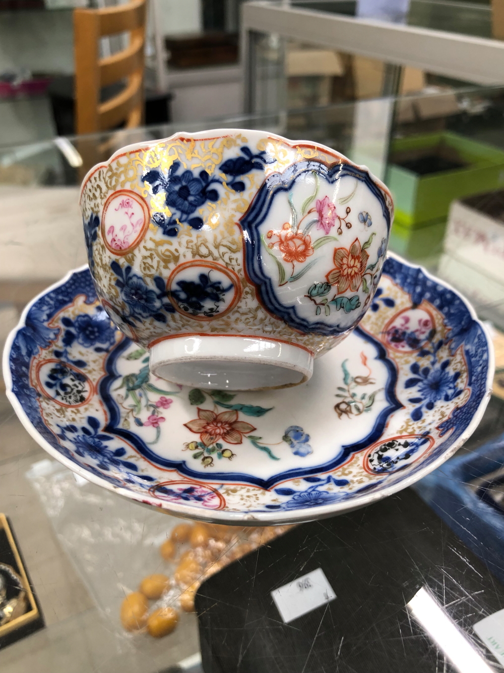 A CHINESE EXPORT TEA BOWL AND SAUCER - Image 3 of 6