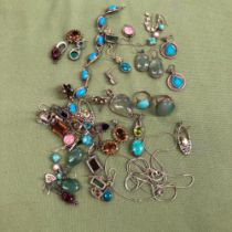 A GOOD SELECTION OF SILVER JEWELLERY TO INCLUDE RINGS, PENDANTS, ETC.