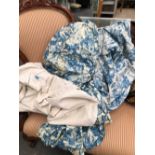 A LARGE SECTION OF BLUE AND WHITE PRINTED UPHOLSTERY / CURTAIN FABRIC, TOGETHER WITH A LINEN TABLE