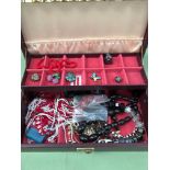 A VINTAGE JEWELLERY CASKET AND CONTENTS TO INCLUDE BEADS, BROOCHES ETC