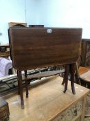 AN EDWARDIAN SATIN WOOD CROSS BANDED MAHOGANY SUTHERLAND COFFEE TABLE. W 76 x D 60 x H 60cms.