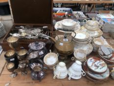 AN OAK CANTEEN OF ELECTROPLATE CUTLERY, OTHER ELECTROPLATE, A VICTORIAN AND A JAPANESE PORCELAIN TEA