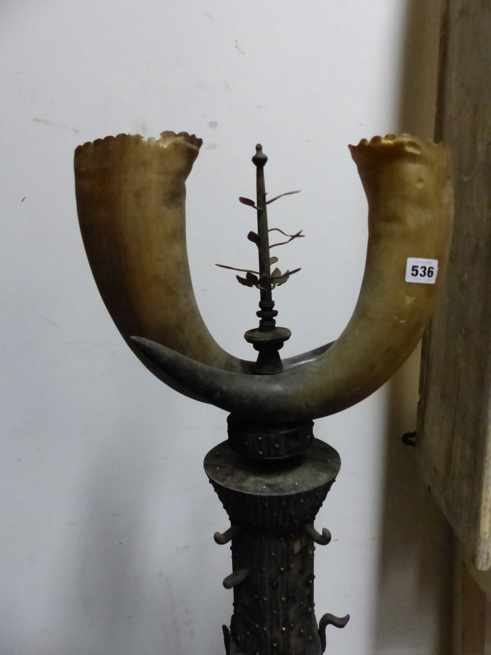 AN UNUSUAL EASTERN, HORN MOUNTED, FLOOR STANDING, CANDLE STAND CENTREPIECE. - Image 3 of 11