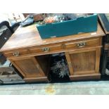 A LATE VICTORIAN WALNUT TWIN PEDESTAL DESK H 76 x W 122 x D53cms.