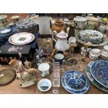 A MIXED LOT OF VARIOUS DECORATIVE AND COLLECTABLE CHINAWARE TO INCLUDE SPODE, A SIGNED ART GLASS