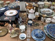 A MIXED LOT OF VARIOUS DECORATIVE AND COLLECTABLE CHINAWARE TO INCLUDE SPODE, A SIGNED ART GLASS