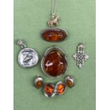 A SILVER AND ROSE GOLD PLATE HORSE PENDANT TOGETHER WITH VARIOUS AMBER SET JEWELLERY AND OTHER