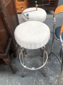 A PAIR OF CHROME FOUR LEGGED BAR STOOLS TOGETHER WITH A 1950S COAT RACK