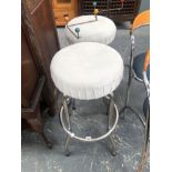 A PAIR OF CHROME FOUR LEGGED BAR STOOLS TOGETHER WITH A 1950S COAT RACK