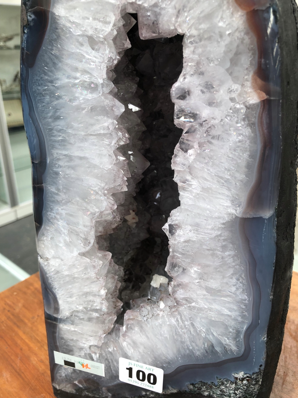 A QUARTZ CRYSTAL GEODE - Image 4 of 6