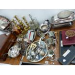A QUANTITY OF SILVER PLATED WARE, TO INCLUDE CASED CUTLERY SETS, VARIOUS TANKARDS, CRUETS,