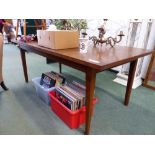 20th CENTURY TEAK EXTENDING DINING TABLE WITH INTEGRAL LEAF. H 73 x W 182 x D 92 cm's (CLOSED)