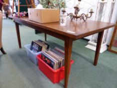 20th CENTURY TEAK EXTENDING DINING TABLE WITH INTEGRAL LEAF. H 73 x W 182 x D 92 cm's (CLOSED)