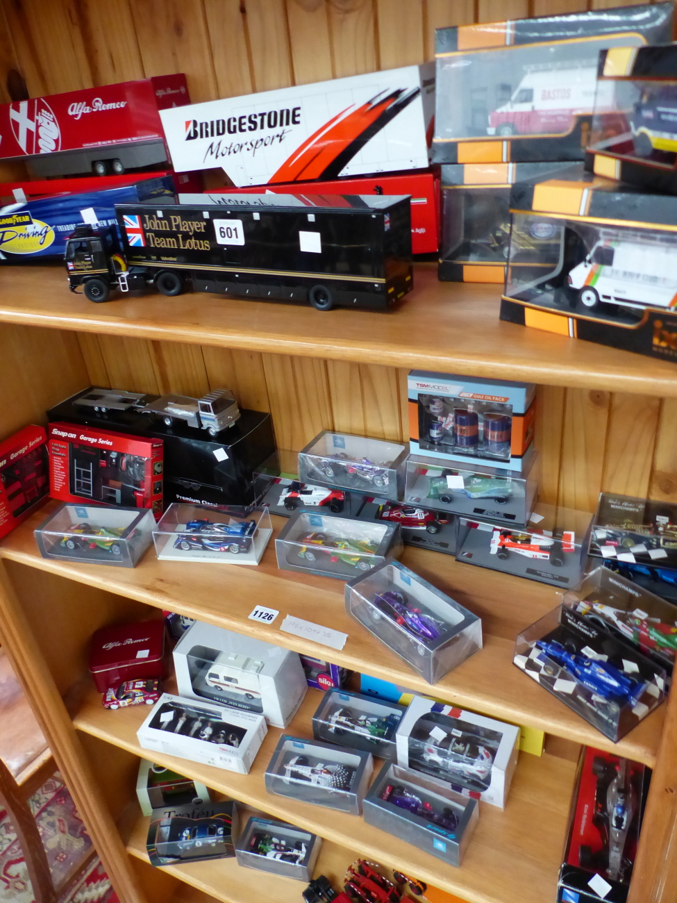A COLLECTION OF BOXED AND LOOSE DIE CAST TOYS, TO INCLUDE: RACING CARS, LORRIES AND DELIVERY VANS