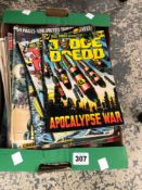 A COLLECTION OF VINTAGE COMICS TO INCLUDE JUDGE DREDD, 2000 AD,