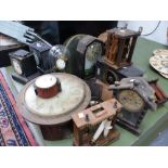 A COLLECTION OF VARIOUS ANTIQUE MANTEL AND WALL CLOCKS AND ASSORTED PARTS