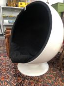 AN EERO AARNIO FOR ASKO WHITE PLASTIC BALL CHAIR WITH BLACK INTERIOR UPHOLSTERY AND ROTATING ON A DI