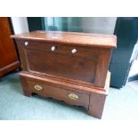 AN ANTIQUE AND LATER SMALL OAK COFFER WITH BASE DRAWER.