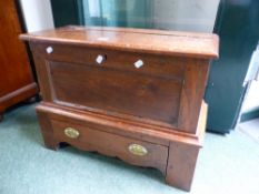 AN ANTIQUE AND LATER SMALL OAK COFFER WITH BASE DRAWER.