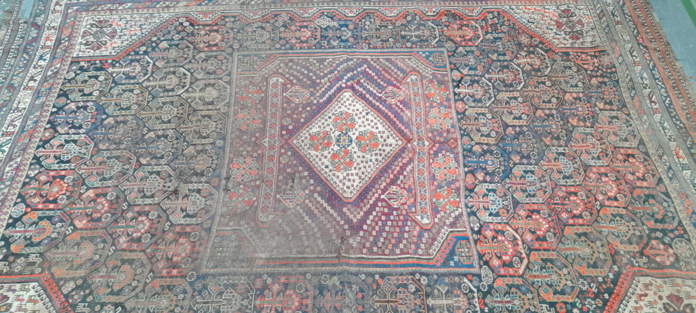 AN ANTIQUE PERSIAN SHIRAZ CARPET 286 x 218cms - Image 2 of 3