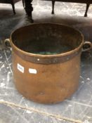 A COUNTRY MADE GEORGIAN TILT TOP CIRCULAR TABLE TOGETHER WITH A COPPER TWIN HANDLED POT