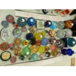 A COLLECTION OF ANTIQUE AND LATER GLASS PAPERWEIGHTS.