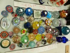 A COLLECTION OF ANTIQUE AND LATER GLASS PAPERWEIGHTS.