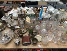 A QUANTITY OF SILVER PLATED WARES AND DECORATIVE GLASSWARE'S TO INCLUDE A CASED SET OF SIX