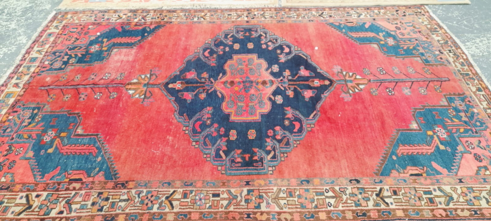 A TRIBAL ORIENTAL SMALL CARPET. 322 x 208cms - Image 2 of 3