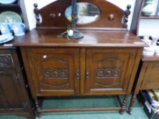 A VINTAGE CARVED OAK SMALL MIRROR BACK SIDEBOARD H 124 x W 107 x D 47cms