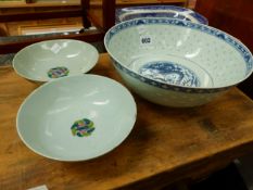 A CHINESE BLUE AND WHITE BOWL, THE SIDES WITH A RICE BAND. Dia. 26cms. TOGETHER WITH A PAIR OF
