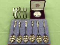 A HALLMARKED SILVER TOAST RACK, A SET OF SIX CONTINENTAL TEASPOONS AND A ONE OUNCE FINE SILVER ONE