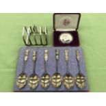 A HALLMARKED SILVER TOAST RACK, A SET OF SIX CONTINENTAL TEASPOONS AND A ONE OUNCE FINE SILVER ONE