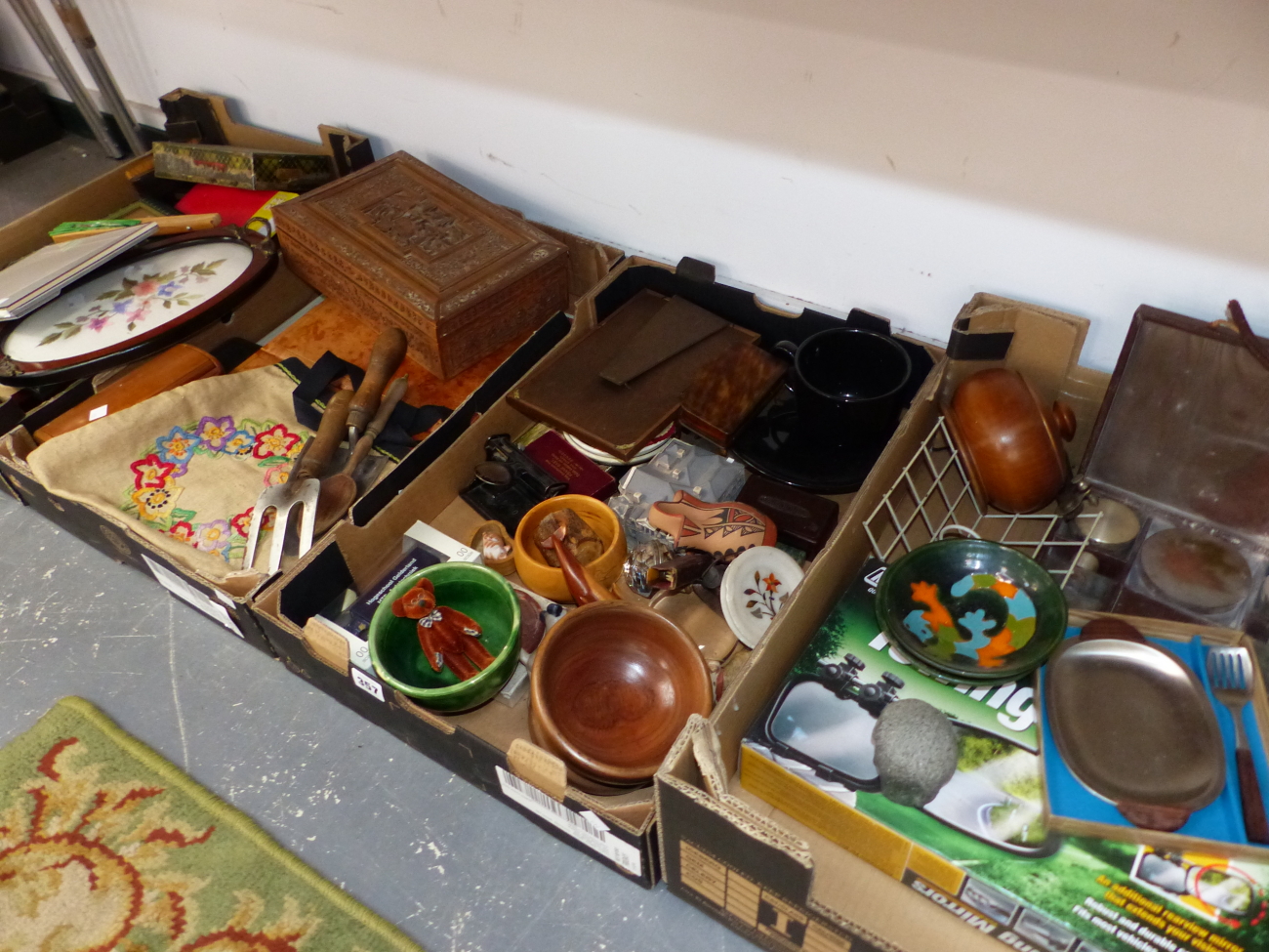 VARIOUS COLLECTABLE'S TO INCLUDE A GENTS TRAVELLING DRESSING SET, A CARVED WOODEN BOX, EMBROIDERED