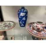 FOUR CHINESE EXPORT IMARI PLATES, A TEAPOT, CHINESE BLUE AND WHITE FAMILLE ROSE SHALLOW BOWL, BLUE