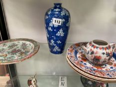 FOUR CHINESE EXPORT IMARI PLATES, A TEAPOT, CHINESE BLUE AND WHITE FAMILLE ROSE SHALLOW BOWL, BLUE