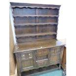 A OAK PEWTER DRESSER, THREE SHELF UPPER SECTION ABOVE DRAWERS AND CUPBOARDS. H 187 x W 126 x D 49