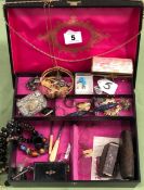 A VINTAGE JEWELLERY BOX AND CONTENTS, TO INCLUDE A COILED SNAKE RING, A VESTA, BEADS ETC