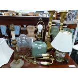 A PAIR OF GILT ITALIAN STYLE TABLE LAMPS TOGETHER WITH OTHER LIGHTING FIXTURES