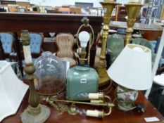 A PAIR OF GILT ITALIAN STYLE TABLE LAMPS TOGETHER WITH OTHER LIGHTING FIXTURES