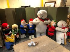 A MUSICAL CHRISTMAS BAND OF BEARS, SNOWMEN, AND ELVES WITH ELECTRICAL WIRING. (UNTESTED)