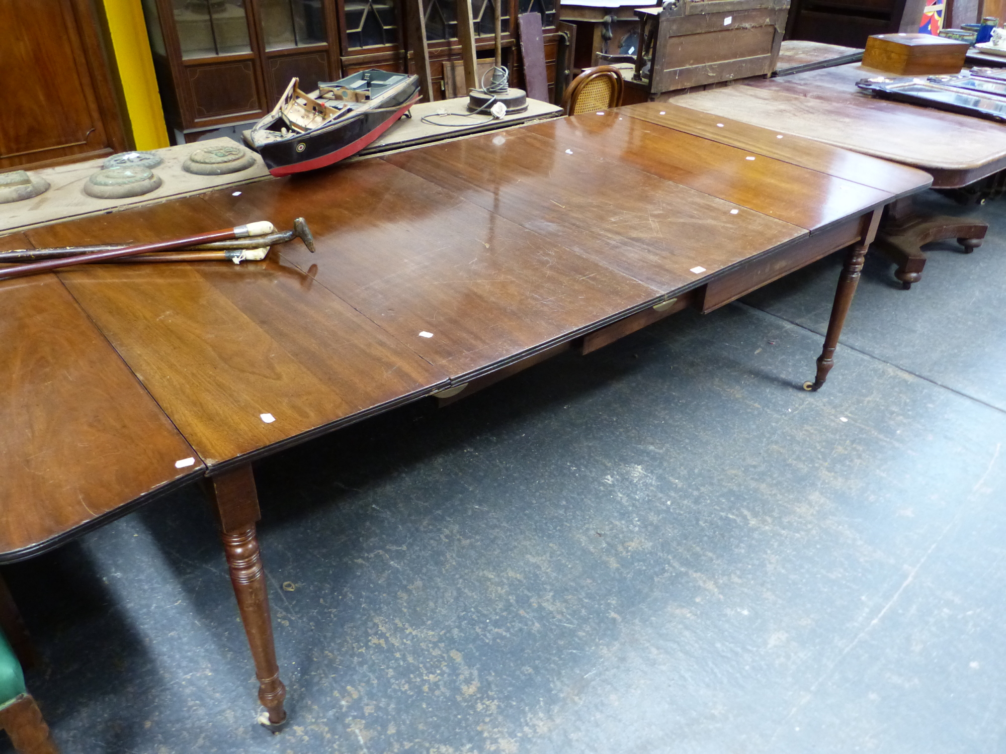 A REGENCY EXTENDING DINING TABLE DROP LEAF ENDS, WIDTH OPEN 272 cm's (WITH TWO EXTENSION LEAVES)